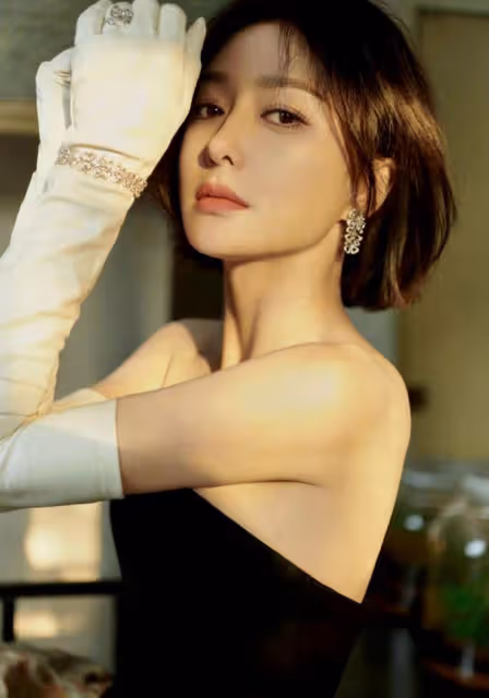 兔年春晚秦嵐美到發光!嗓子啞仍帶病演出,結尾大力親孫濤引熱議
