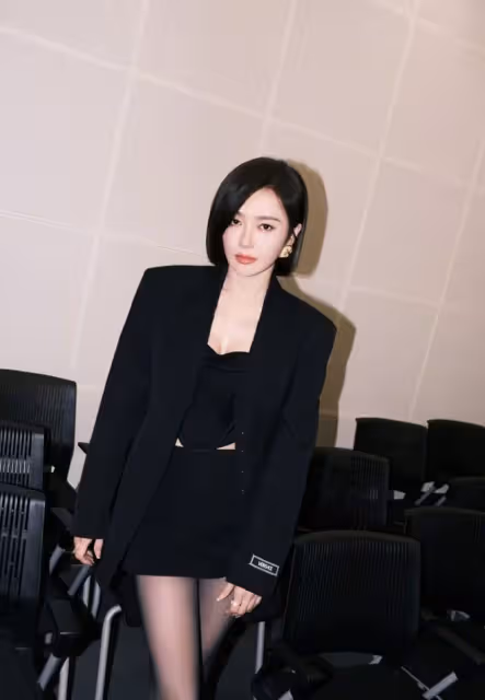 兔年春晚秦嵐美到發光!嗓子啞仍帶病演出,結尾大力親孫濤引熱議