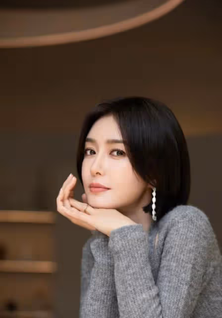 兔年春晚秦嵐美到發光!嗓子啞仍帶病演出,結尾大力親孫濤引熱議
