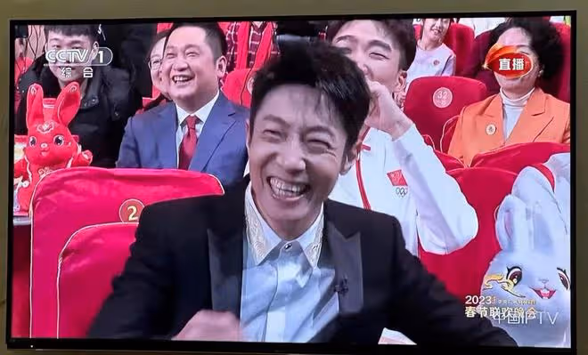 撒貝寧連續三年春晚成"笑話":兔年再現錯位圖,發光眼屎仍被熱議