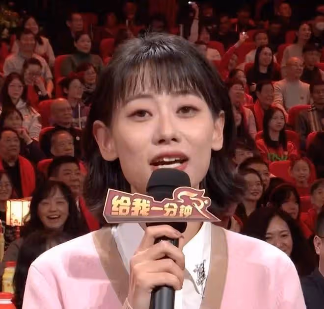 撒貝寧連續三年春晚成"笑話":兔年再現錯位圖,發光眼屎仍被熱議