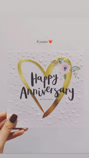 香港知名女歌手曬甜蜜照賀結婚八周年,走過小產陰霾組五口之家