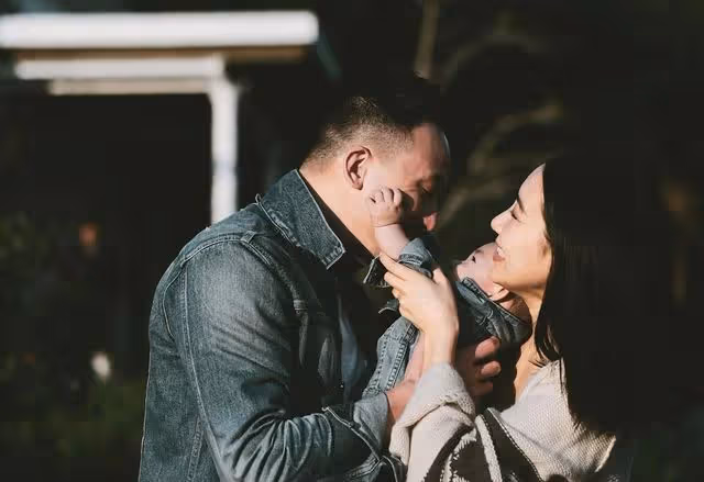 香港知名女歌手曬甜蜜照賀結婚八周年,走過小產陰霾組五口之家