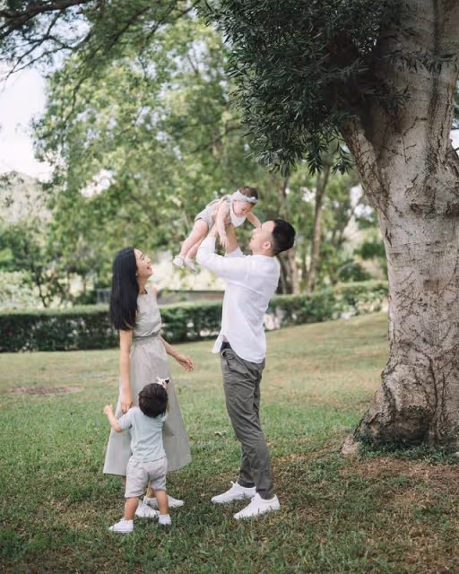 香港知名女歌手曬甜蜜照賀結婚八周年,走過小產陰霾組五口之家
