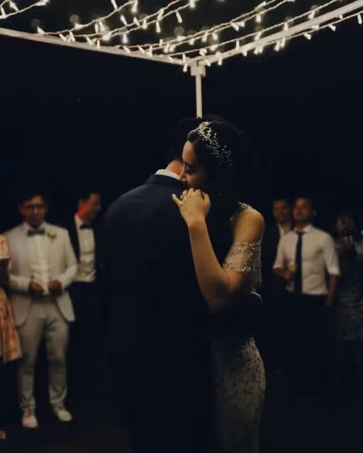 香港知名女歌手曬甜蜜照賀結婚八周年,走過小產陰霾組五口之家