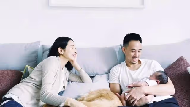 香港知名女歌手曬甜蜜照賀結婚八周年,走過小產陰霾組五口之家