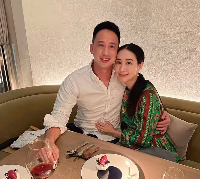 香港知名女歌手曬甜蜜照賀結婚八周年,走過小產陰霾組五口之家