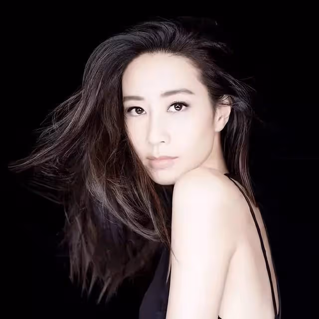 香港知名女歌手曬甜蜜照賀結婚八周年,走過小產陰霾組五口之家