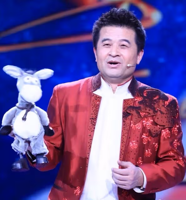 64歲畢福劍罕見露面，與侄子送新春祝福，晚年發福明顯氣色不佳
