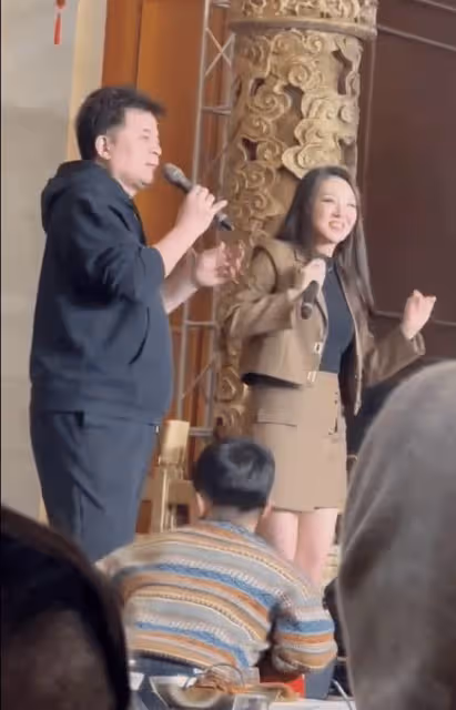 64歲畢福劍罕見露面,與侄子送新春祝福,晚年發福明顯氣色不佳