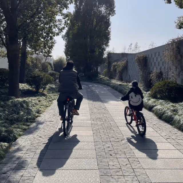 朱亞文除夕曬照秀婚戒，帶老婆孩子騎單車放風，背後偷拍母女三人