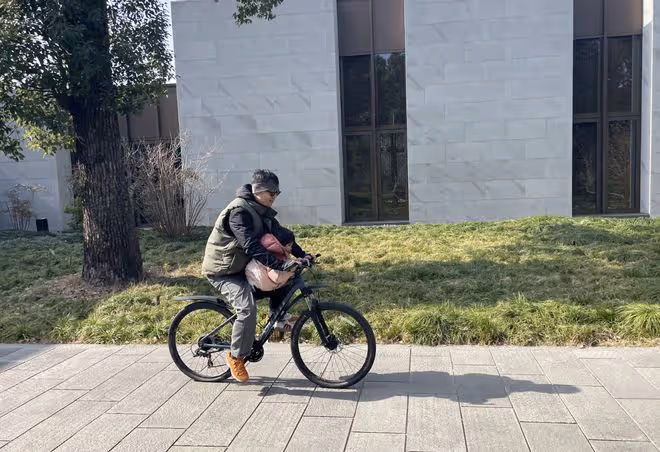 朱亞文除夕曬照秀婚戒，帶老婆孩子騎單車放風，背後偷拍母女三人