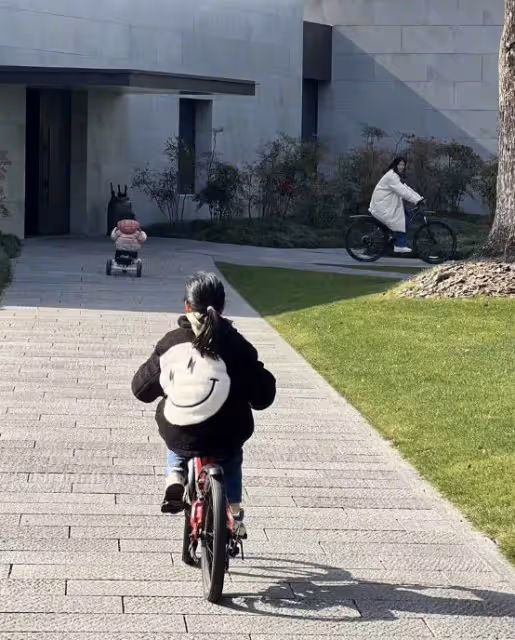 朱亞文除夕曬照秀婚戒，帶老婆孩子騎單車放風，背後偷拍母女三人