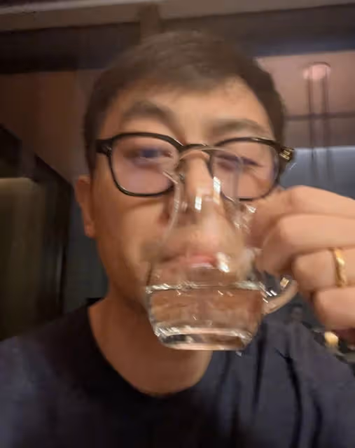 朱亞文除夕曬照秀婚戒，帶老婆孩子騎單車放風，背後偷拍母女三人