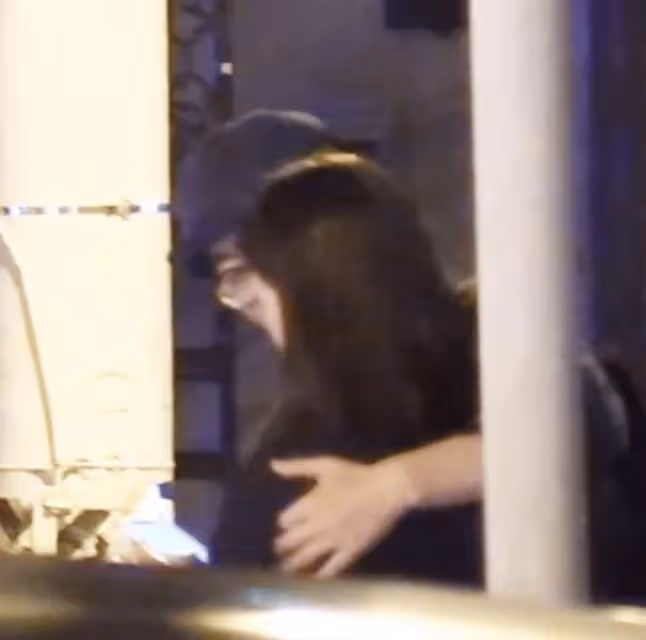 朱亞文除夕曬照秀婚戒,帶老婆孩子騎單車放風,背後偷拍母女三人