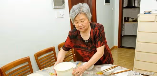在兒子家「倒貼」當保姆，看到親家發現自己錯了，不該幫忙帶孫子