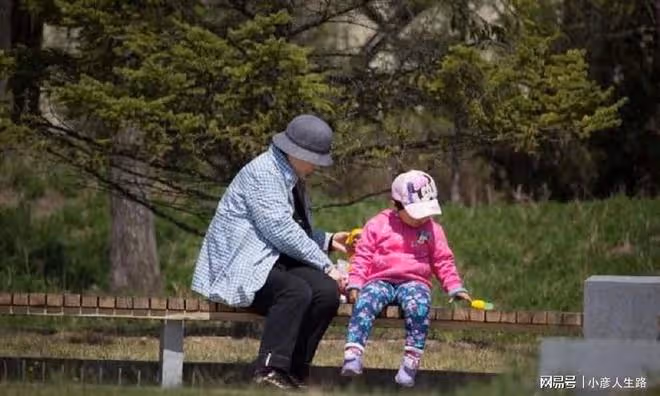 在兒子家「倒貼」當保姆,看到親家發現自己錯了,不該幫忙帶孫子