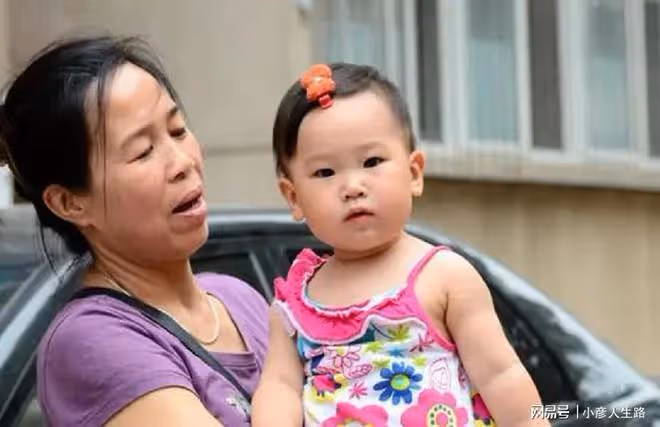 在兒子家「倒貼」當保姆,看到親家發現自己錯了,不該幫忙帶孫子
