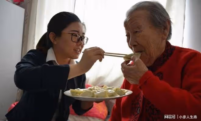 在兒子家「倒貼」當保姆,看到親家發現自己錯了,不該幫忙帶孫子