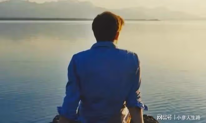 人到中年,學會低頭