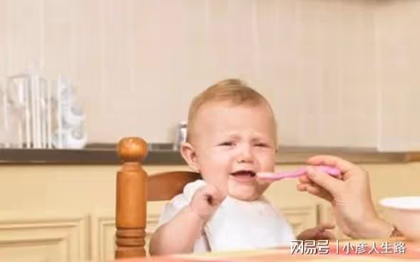 孩子吃飽就別喂了,當心過度喂養!多觀察他吃飽後的表現,別弄錯