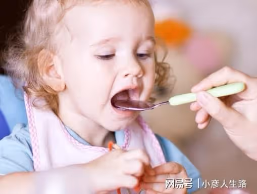 孩子吃飽就別喂了,當心過度喂養!多觀察他吃飽後的表現,別弄錯