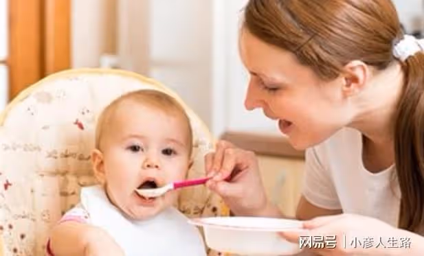 孩子吃飽就別喂了,當心過度喂養!多觀察他吃飽後的表現,別弄錯
