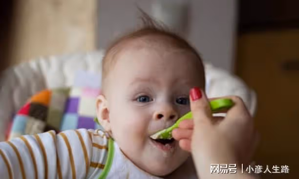 孩子吃飽就別喂了,當心過度喂養!多觀察他吃飽後的表現,別弄錯