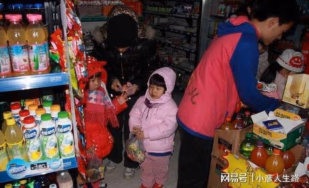 男孩花100元買飲料，媽媽去質問店家，老闆：看看監控就明白了
