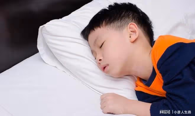 孩子喜歡賴床,寶媽別擔心,巧用4招養個「勤快娃」