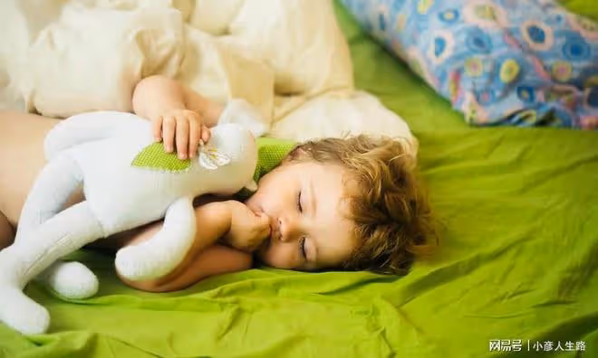 孩子喜歡賴床,寶媽別擔心,巧用4招養個「勤快娃」