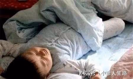 孩子睡覺不老實,總是變換姿勢?這4點原因父母儘快知曉