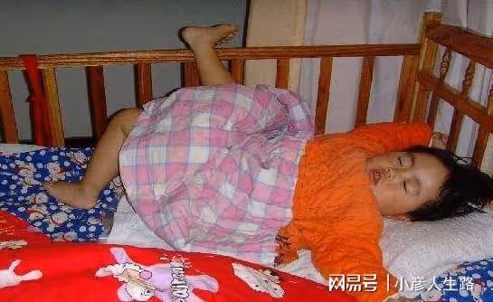 孩子睡覺不老實,總是變換姿勢?這4點原因父母儘快知曉