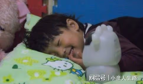 孩子睡覺不老實,總是變換姿勢?這4點原因父母儘快知曉