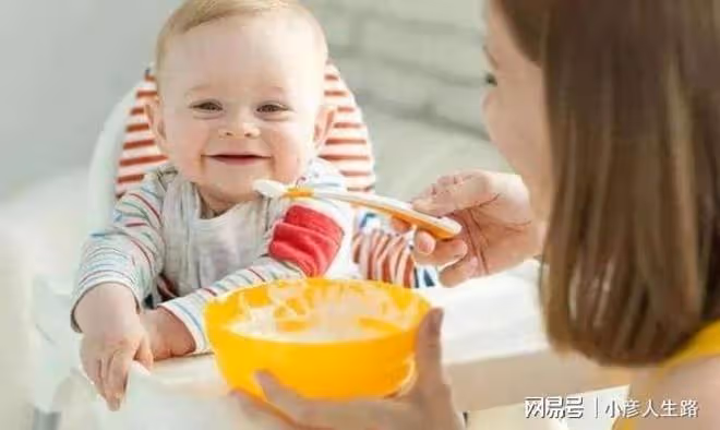 家長給寶寶添加輔食時,這4點要做好,助力寶寶成長,別弄錯了