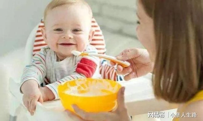 家長給寶寶添加輔食時，這4點要做好，助力寶寶成長，別弄錯了