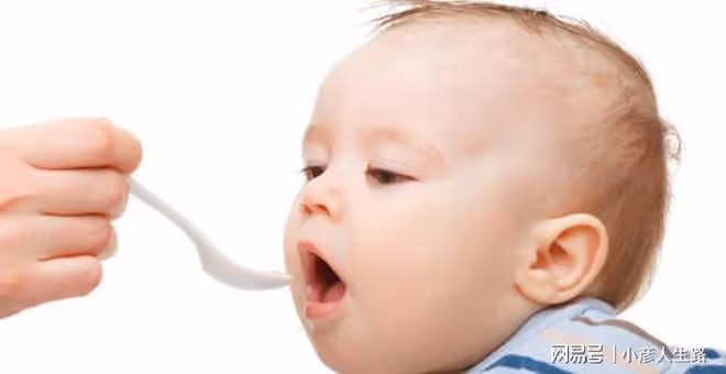 家長給寶寶添加輔食時,這4點要做好,助力寶寶成長,別弄錯了