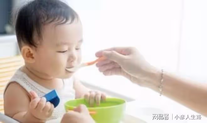 家長給寶寶添加輔食時,這4點要做好,助力寶寶成長,別弄錯了