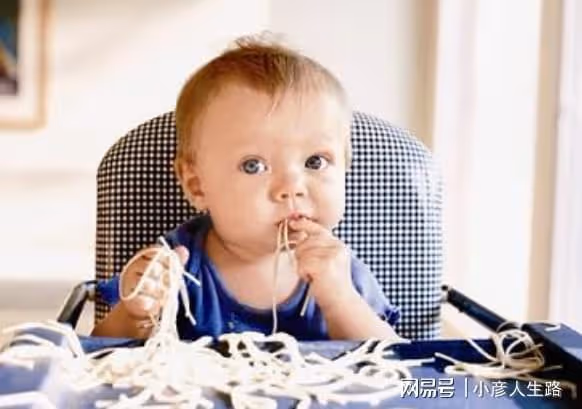 家長給寶寶添加輔食時,這4點要做好,助力寶寶成長,別弄錯了