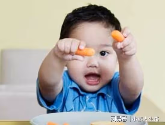 家長給寶寶添加輔食時，這4點要做好，助力寶寶成長，別弄錯了