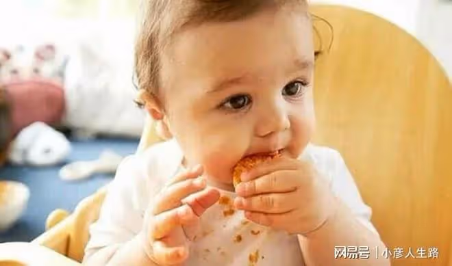 家長給寶寶添加輔食時，這4點要做好，助力寶寶成長，別弄錯了
