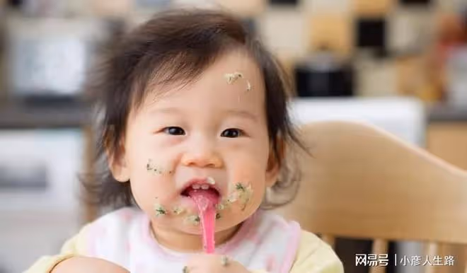 家長給寶寶添加輔食時，這4點要做好，助力寶寶成長，別弄錯了