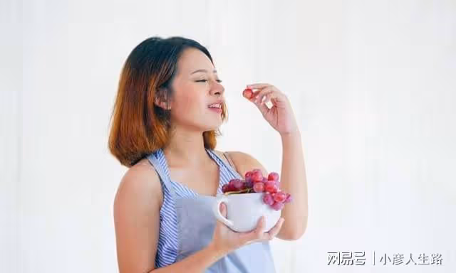 孕媽為了生個大眼娃,以形補形瘋狂吃葡萄,孩子生下後懷疑抱錯了