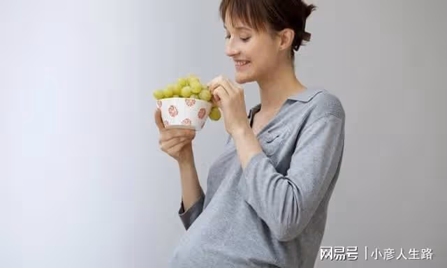 孕媽為了生個大眼娃,以形補形瘋狂吃葡萄,孩子生下後懷疑抱錯了
