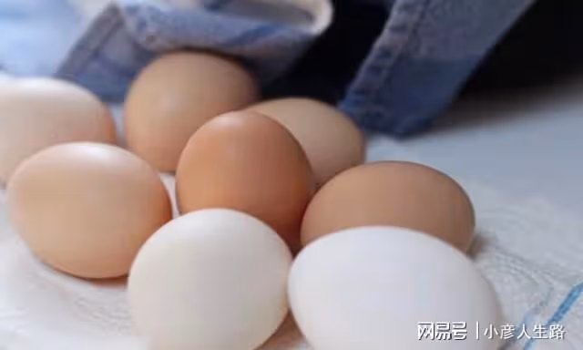 孕媽為了生個大眼娃,以形補形瘋狂吃葡萄,孩子生下後懷疑抱錯了