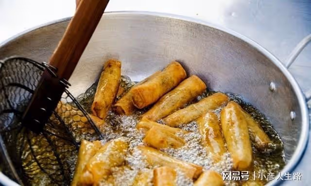 孕媽為了生個大眼娃,以形補形瘋狂吃葡萄,孩子生下後懷疑抱錯了