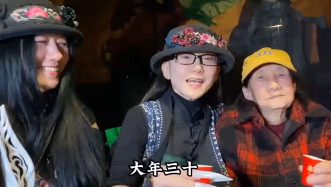 64歲楊麗萍回家過年，與88歲母親吃年夜飯，全家戴兔子面具很應景
