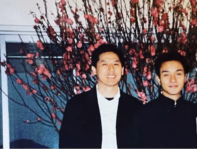 唐鶴德大年初一曬與張國榮舊照，哥哥已逝世19年，他仍未走出傷痛