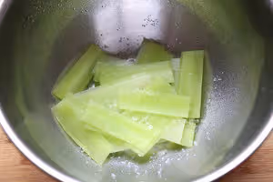 涼拌萵筍結