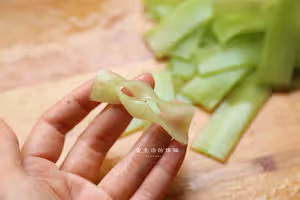 涼拌萵筍結